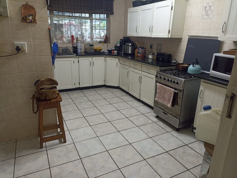 Charming 3 Bedroom, 2 Bathroom Home with Additional Guest Accommodation - Photo 6