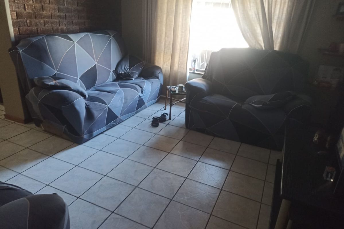 Charming 3 Bedroom, 2 Bathroom Home with Additional Guest Accommodation - Photo 5