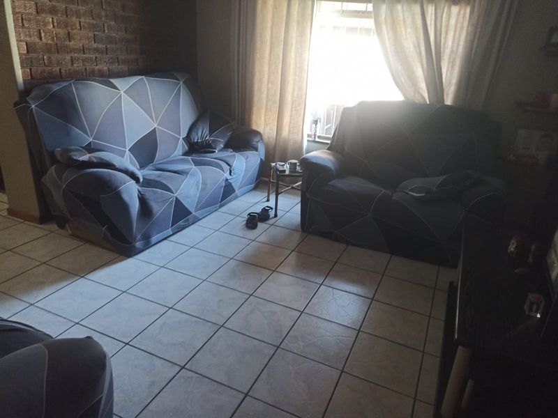 Charming 3 Bedroom, 2 Bathroom Home with Additional Guest Accommodation - Photo 5