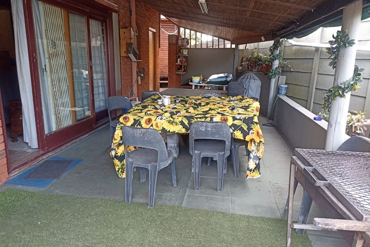 Charming 3 Bedroom, 2 Bathroom Home with Additional Guest Accommodation - Photo 4