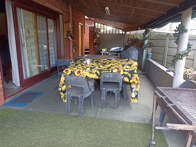 Charming 3 Bedroom, 2 Bathroom Home with Additional Guest Accommodation - Photo 4