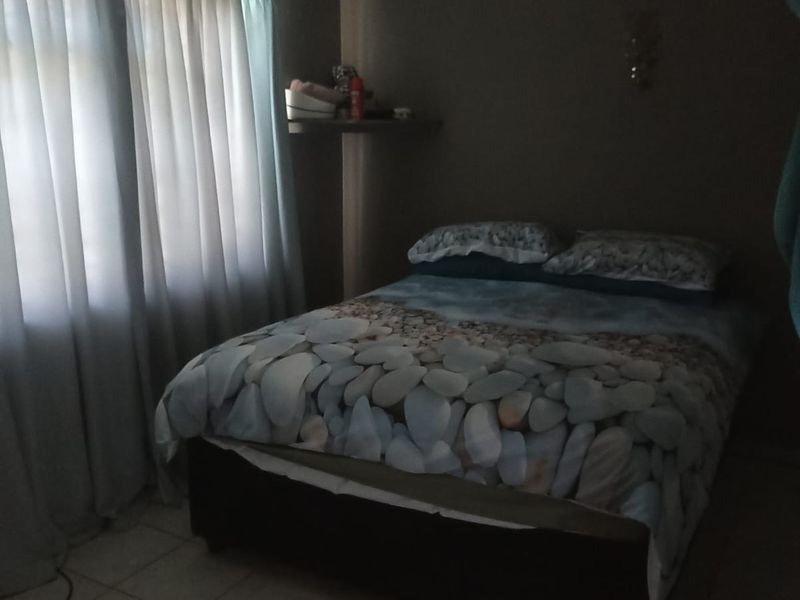 Charming 3 Bedroom, 2 Bathroom Home with Additional Guest Accommodation - Photo 10