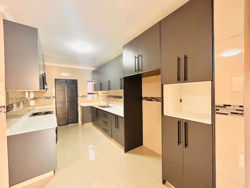 Stunning Modern 3-Bedroom Property with Income-Generating Outbuilding - Photo 3