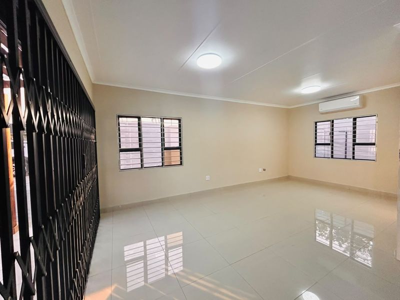 Stunning Modern 3-Bedroom Property with Income-Generating Outbuilding - Photo 2