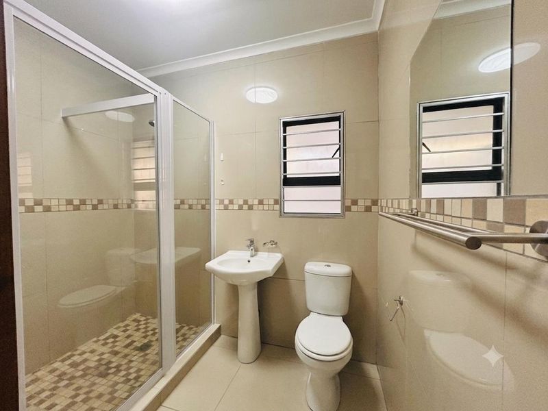 Stunning Modern 3-Bedroom Property with Income-Generating Outbuilding - Photo 5