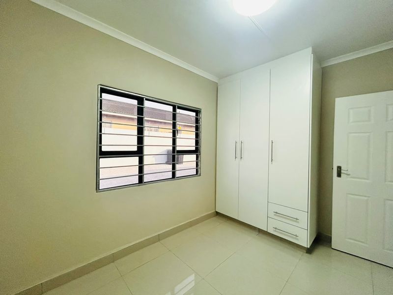 Stunning Modern 3-Bedroom Property with Income-Generating Outbuilding - Photo 7