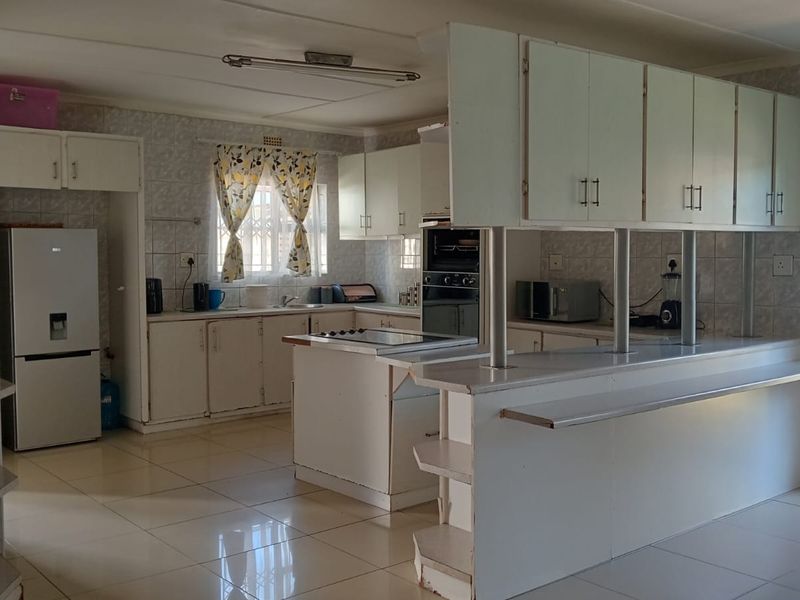 Welcome to This Stunning 4-Bedroom, 4-Bathroom Home in Brackenham - Photo 2