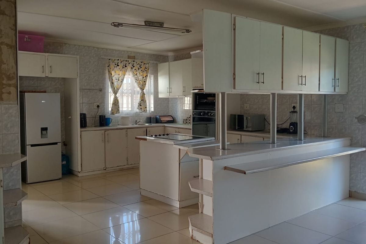Welcome to This Stunning 4-Bedroom, 4-Bathroom Home in Brackenham - Photo 2