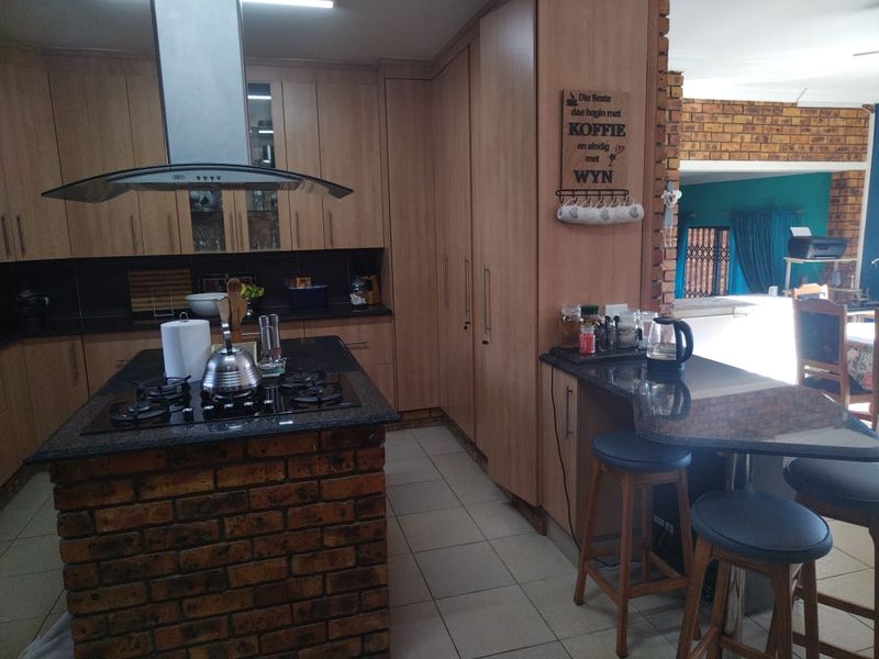 Spacious 3 Bedroom Home with Flatlet - Photo 9