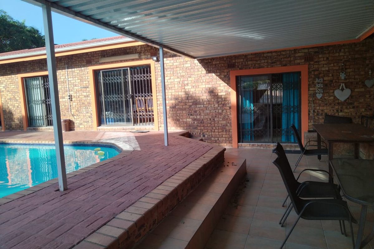 Spacious 3 Bedroom Home with Flatlet - Photo 2