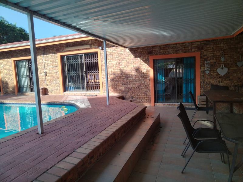 Spacious 3 Bedroom Home with Flatlet - Photo 2
