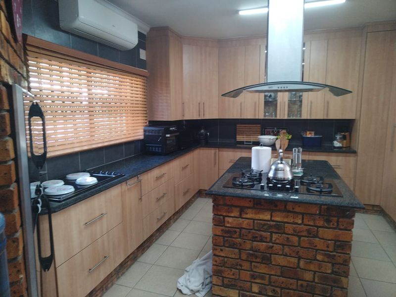 Spacious 3 Bedroom Home with Flatlet - Photo 10