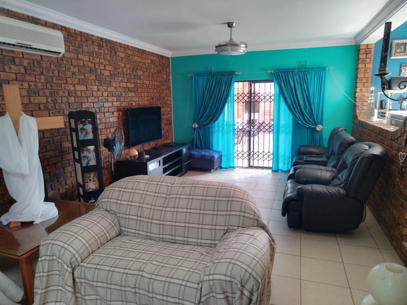 Spacious 3 Bedroom Home with Flatlet - Photo 7