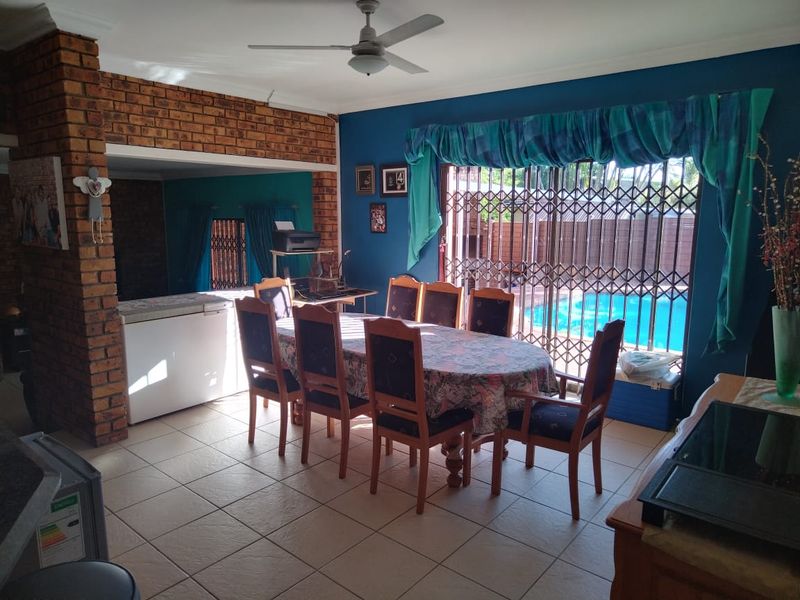 Spacious 3 Bedroom Home with Flatlet - Photo 6