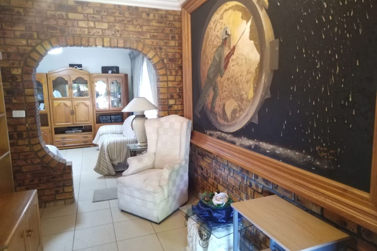 Spacious 3 Bedroom Home with Flatlet - Photo 5