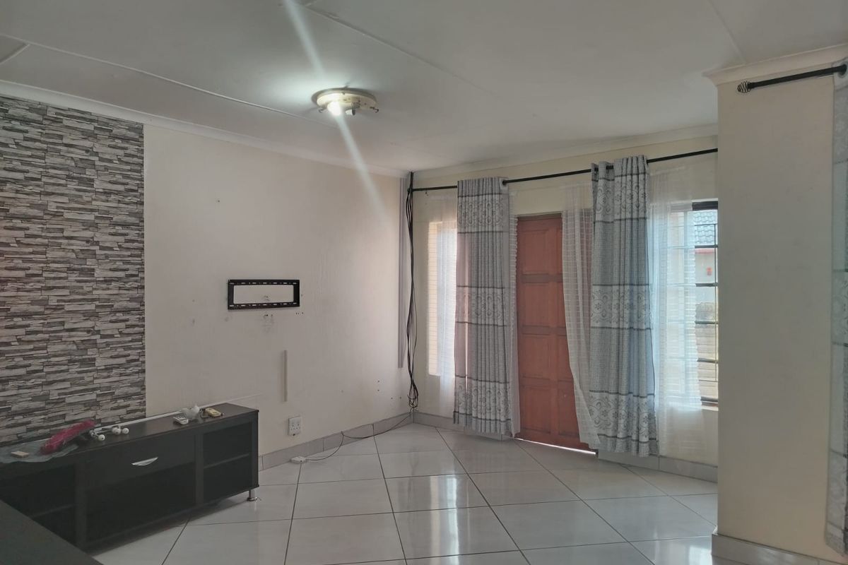 Charming and Well-Maintained Duet, Perfect for First Time Buyers or Investment - Photo 4