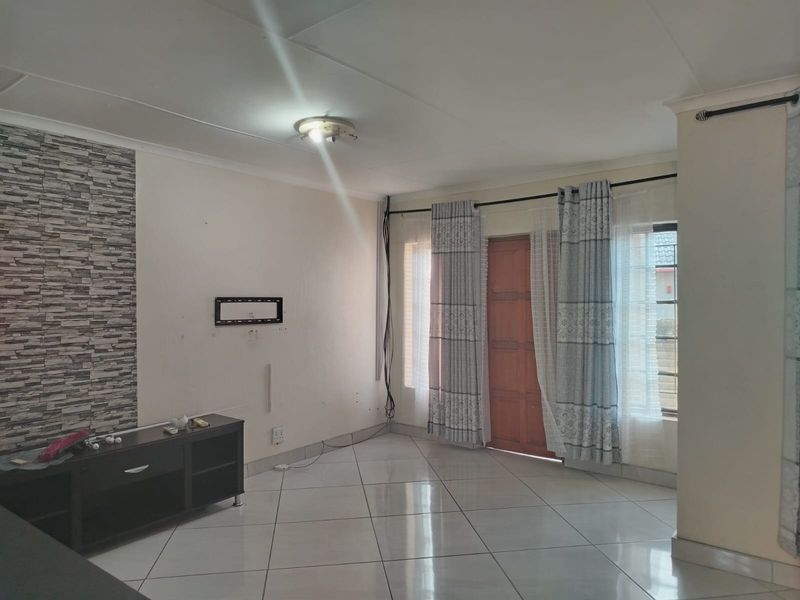 Charming and Well-Maintained Duet, Perfect for First Time Buyers or Investment - Photo 4