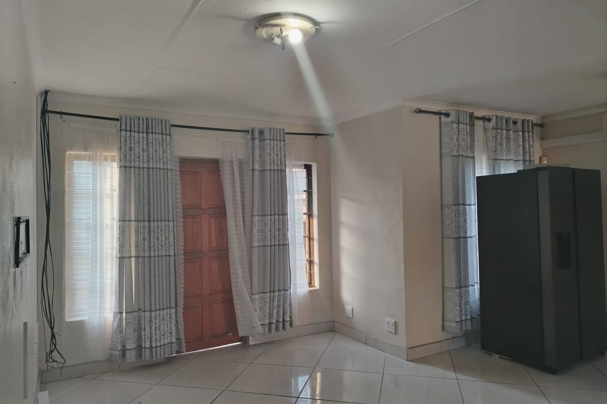 Charming and Well-Maintained Duet, Perfect for First Time Buyers or Investment - Photo 3