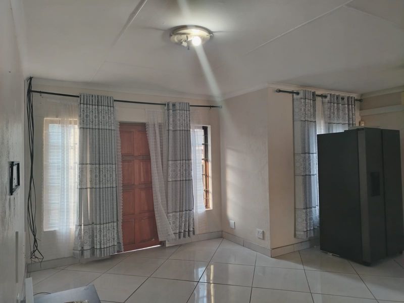 Charming and Well-Maintained Duet, Perfect for First Time Buyers or Investment - Photo 3