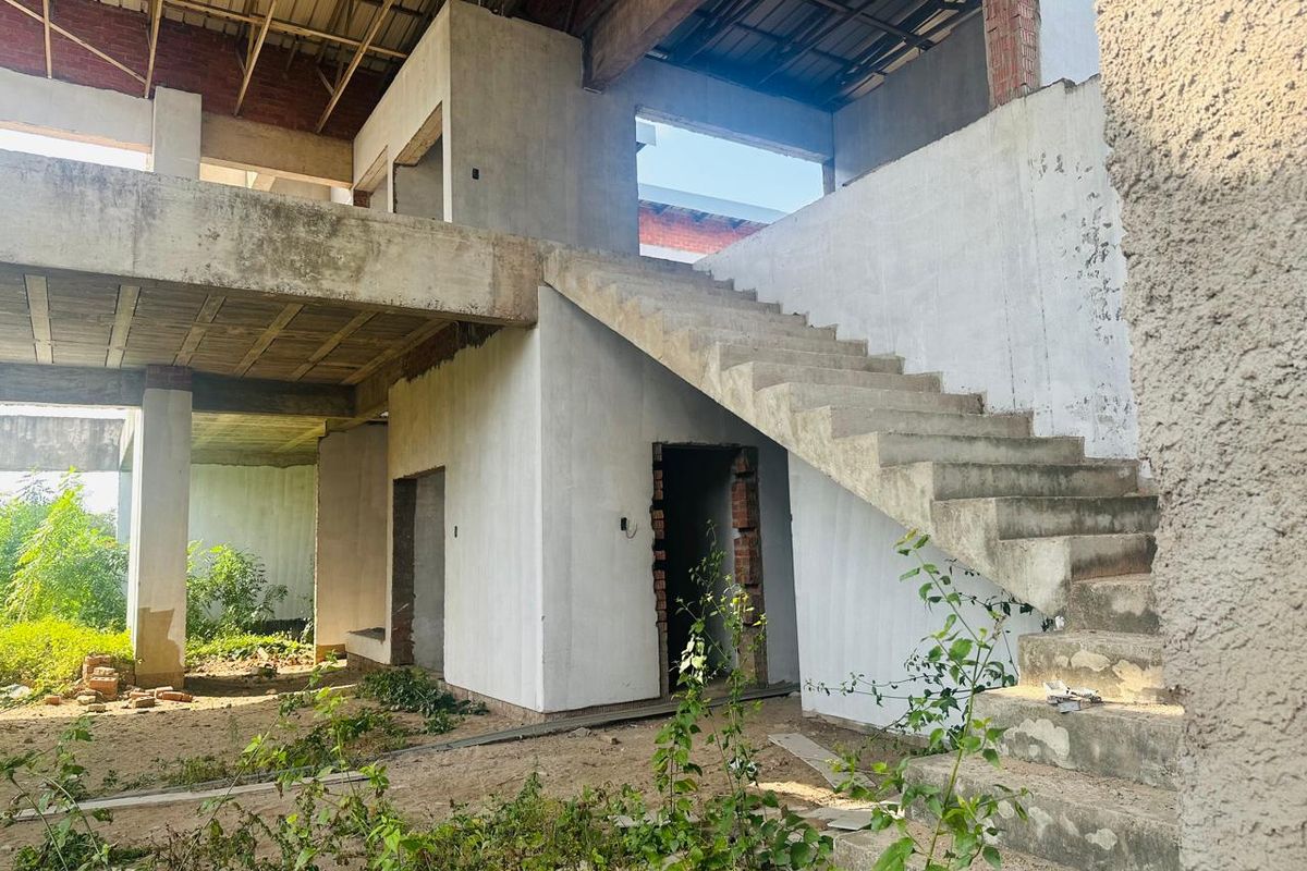 Grand Renovator’s Dream with Approved Plans – Meer en See - Photo 2