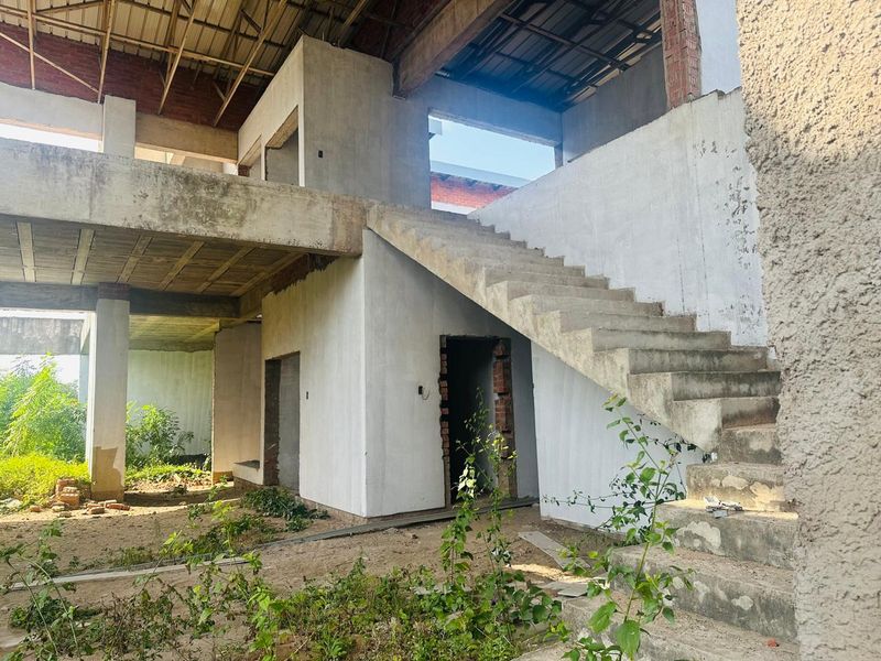 Grand Renovator’s Dream with Approved Plans – Meer en See - Photo 2