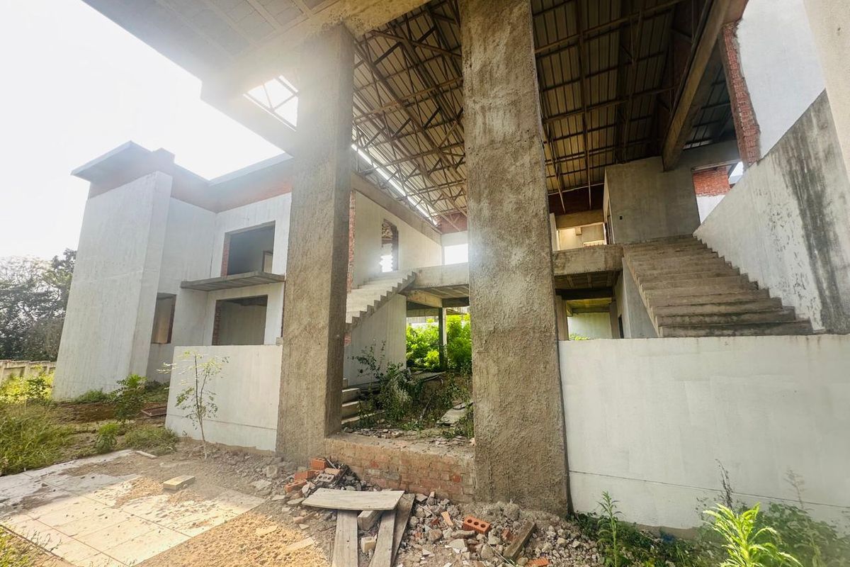 Grand Renovator’s Dream with Approved Plans – Meer en See - Photo 4