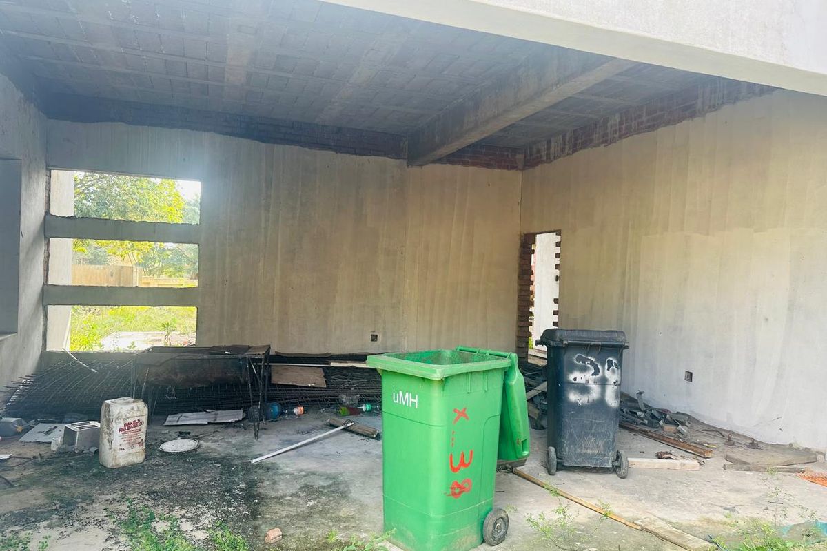 Grand Renovator’s Dream with Approved Plans – Meer en See - Photo 3