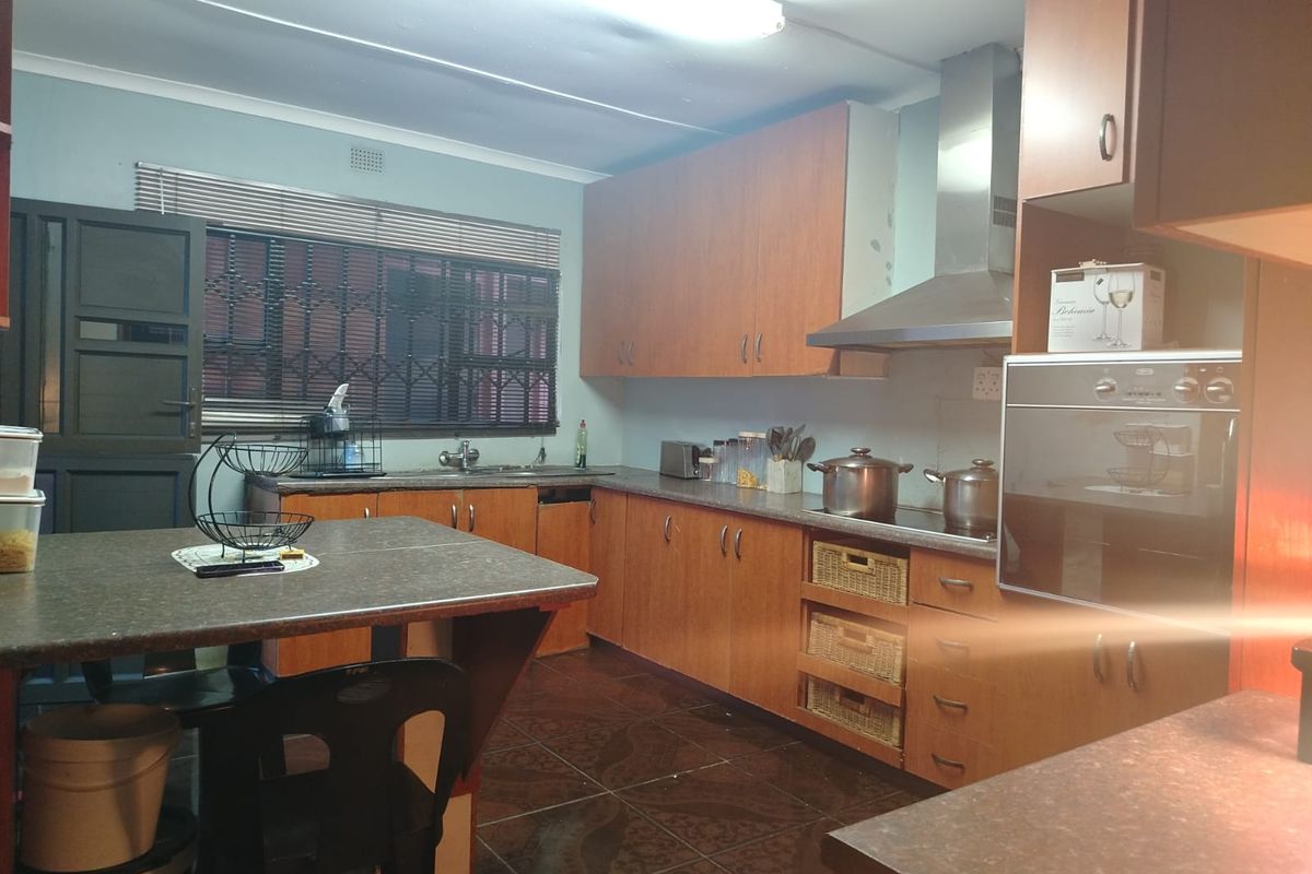 Spacious Family Home with Bonus Granny Flat in Prime Location - Photo 5