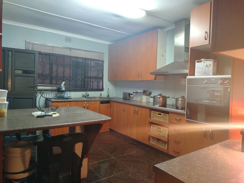 Spacious Family Home with Bonus Granny Flat in Prime Location - Photo 5