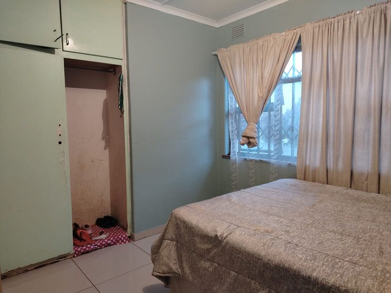 Spacious Family Home with Bonus Granny Flat in Prime Location - Photo 8