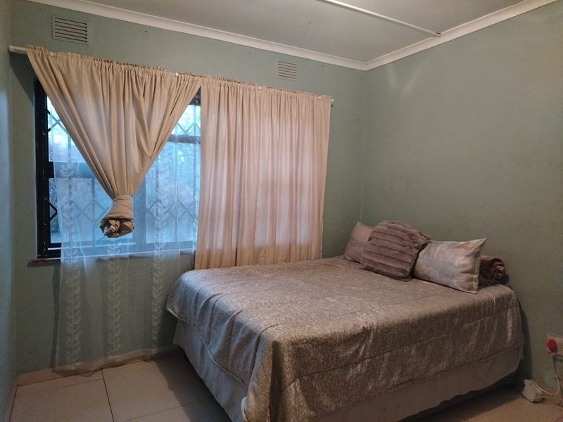 Spacious Family Home with Bonus Granny Flat in Prime Location - Photo 7