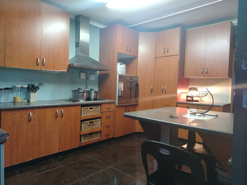 Spacious Family Home with Bonus Granny Flat in Prime Location - Photo 6