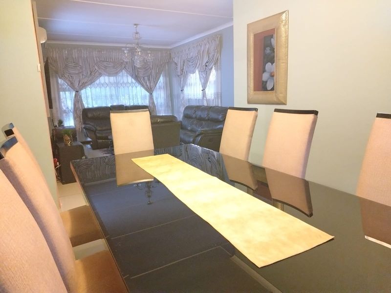 Spacious Family Home with Bonus Granny Flat in Prime Location - Photo 4