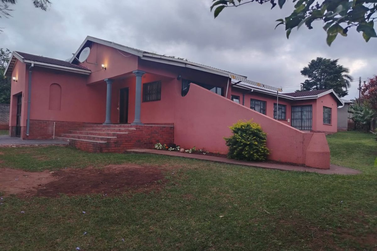 Spacious Family Home with Bonus Granny Flat in Prime Location - Photo 2