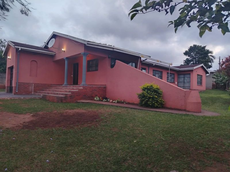 Spacious Family Home with Bonus Granny Flat in Prime Location - Photo 2