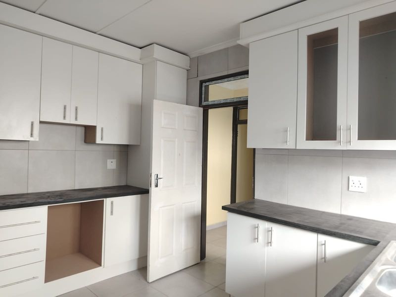 4 Bedroom house with a flat and pool - Photo 3