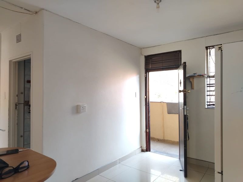 Well Maintained Ground Floor Unit - Photo 6