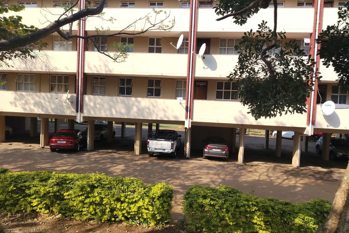 Well Maintained Ground Floor Unit - Photo 2