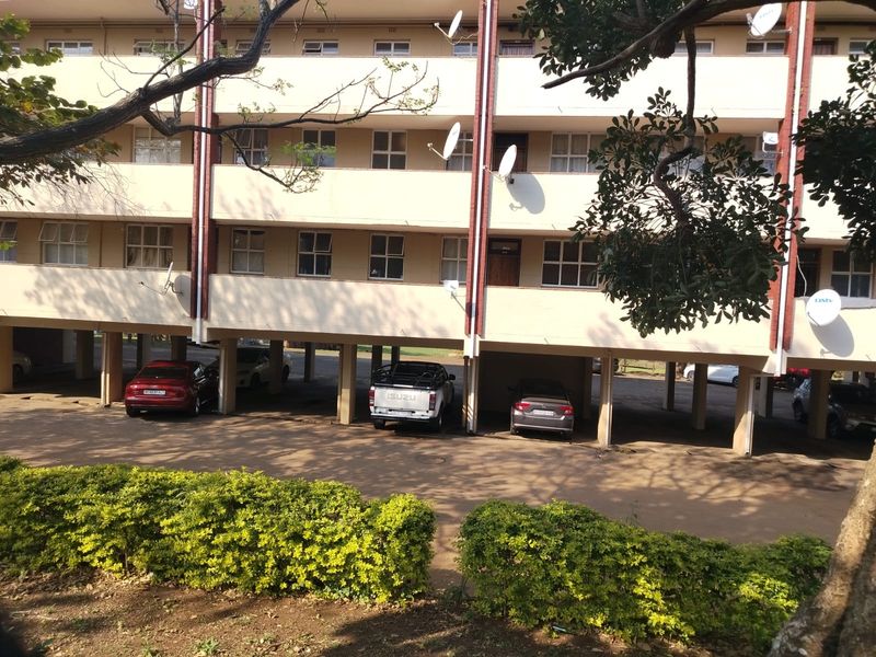 Well Maintained Ground Floor Unit - Photo 2