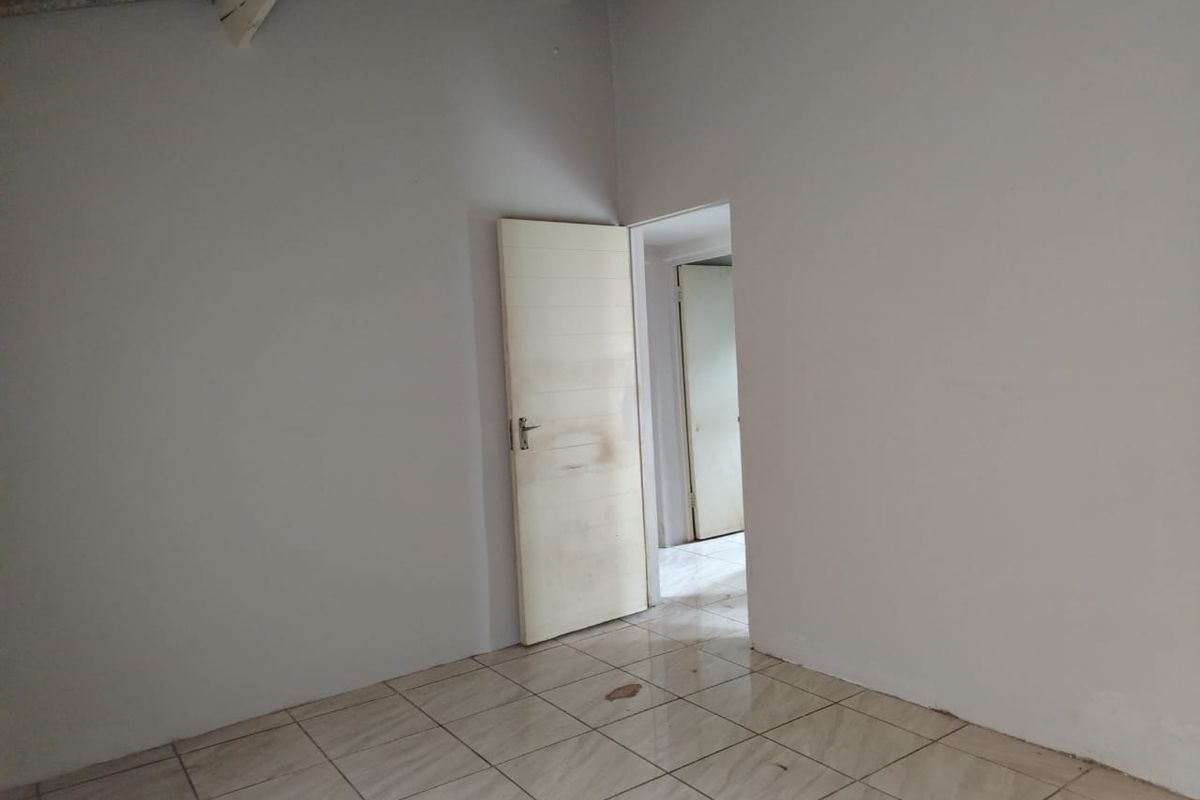 Charming 2 Bedroom Starter Home in Prime Location with Room to Grow! - Photo 5