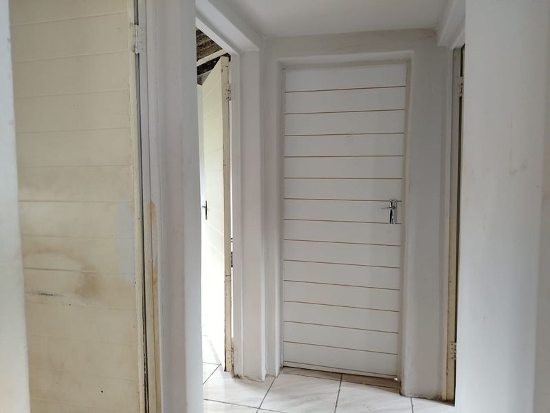 Charming 2 Bedroom Starter Home in Prime Location with Room to Grow! - Photo 3