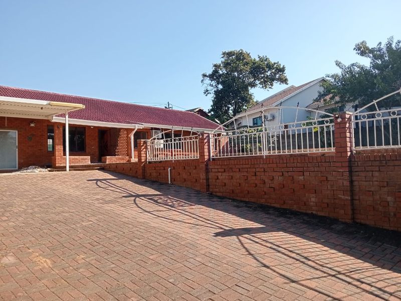 Newly Renovated Family Home with Scenic Views in Empangeni - Photo 4