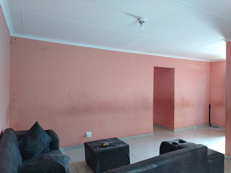 Charming 3 Bedroom Home with Spacious Yard and Great Potential - Photo 8