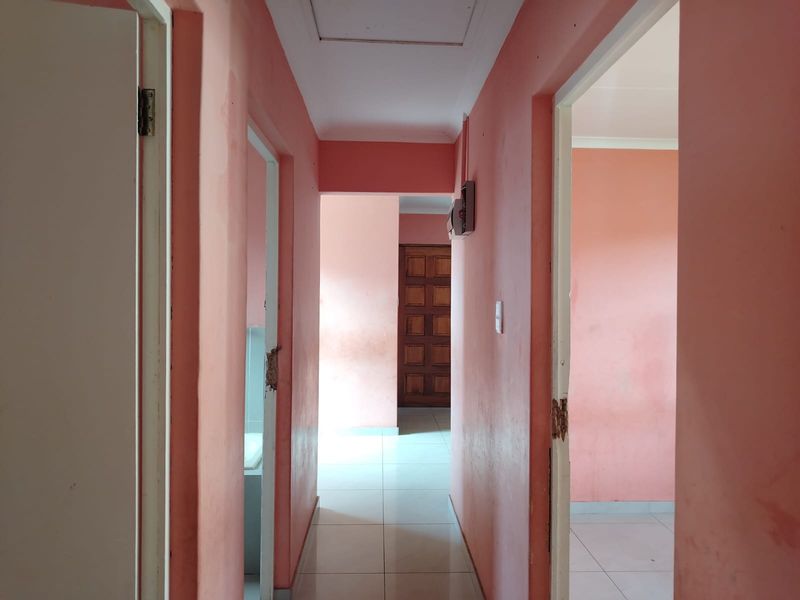 Charming 3 Bedroom Home with Spacious Yard and Great Potential - Photo 6