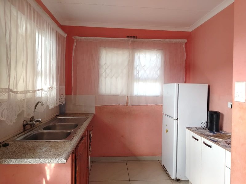 Charming 3 Bedroom Home with Spacious Yard and Great Potential - Photo 3