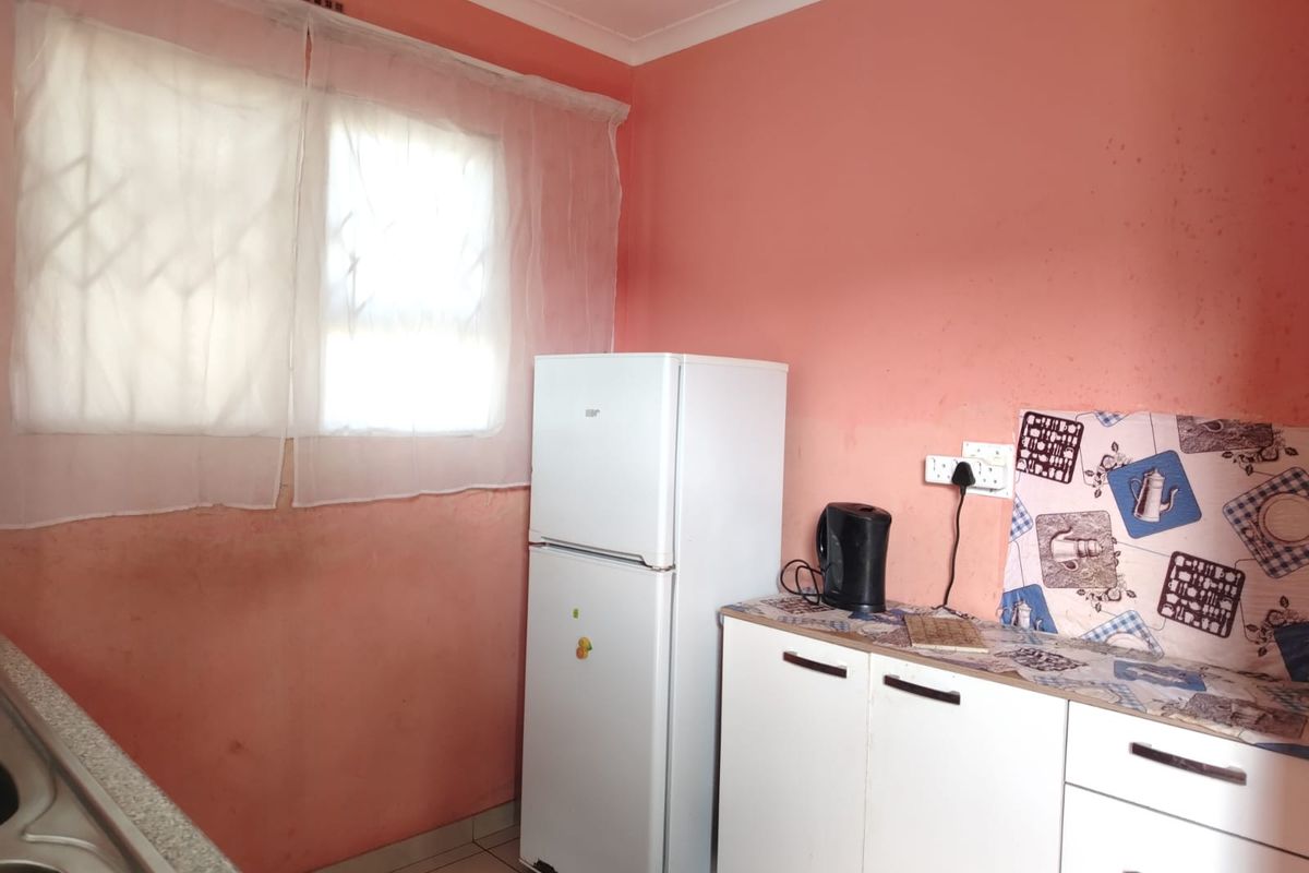 Charming 3 Bedroom Home with Spacious Yard and Great Potential - Photo 5