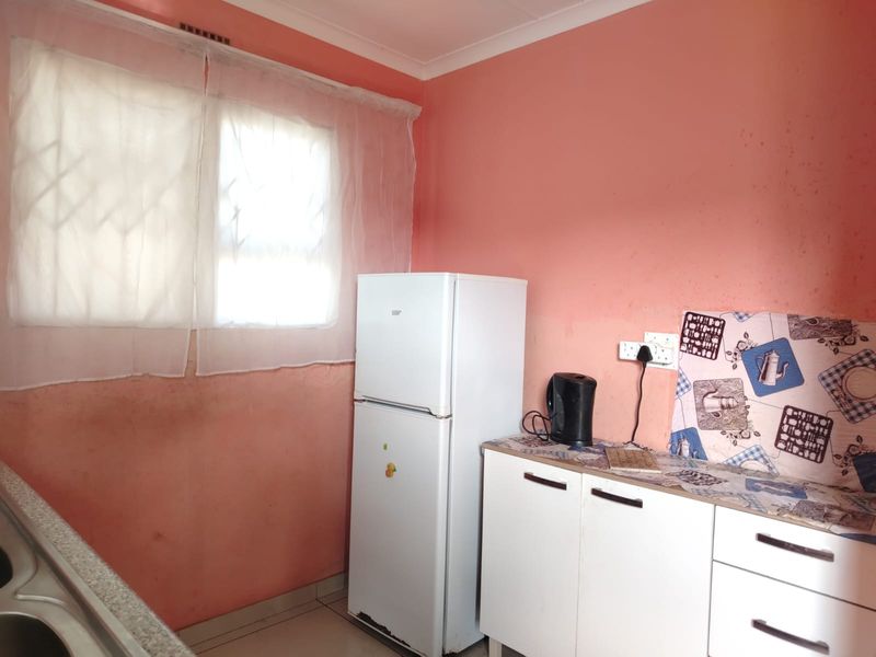 Charming 3 Bedroom Home with Spacious Yard and Great Potential - Photo 5