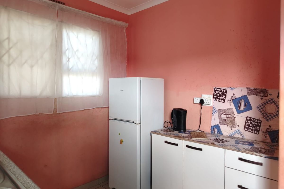 Charming 3 Bedroom Home with Spacious Yard and Great Potential - Photo 4