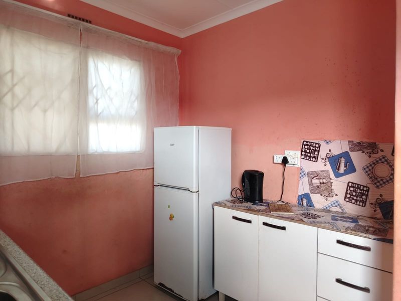 Charming 3 Bedroom Home with Spacious Yard and Great Potential - Photo 4