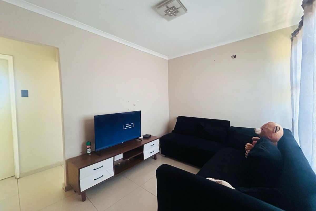 2 Bedroom Home with Spacious Yard and Garage - Photo 3